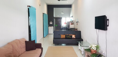 Fahaz Kamunting with family