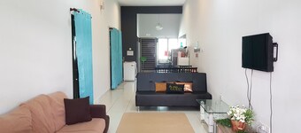 Fahaz Kamunting with family