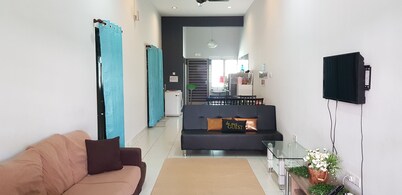 Fahaz Kamunting with family