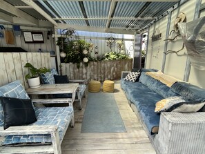 Terrace/patio - Home away from home, super comfy inside and out with pool, pizza oven and bbq (Hilton)