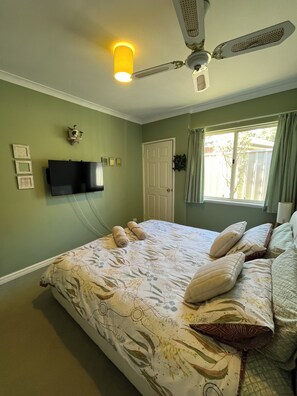 5 bedrooms, desk, iron/ironing board, travel cot - Home away from home, super comfy inside and out with pool, pizza oven and bbq (Hilton)