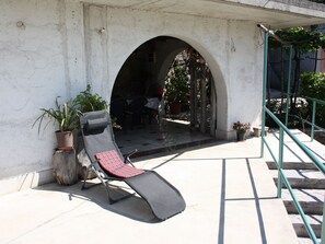 Property grounds - 5 minutes drive from the city centre and the beach, far away from the city crowd (Pobri)