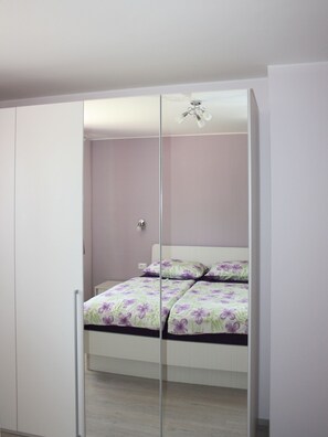 2 bedrooms, free WiFi, bed sheets, wheelchair access - 5 minutes drive from the city centre and the beach, far away from the city crowd (Pobri)
