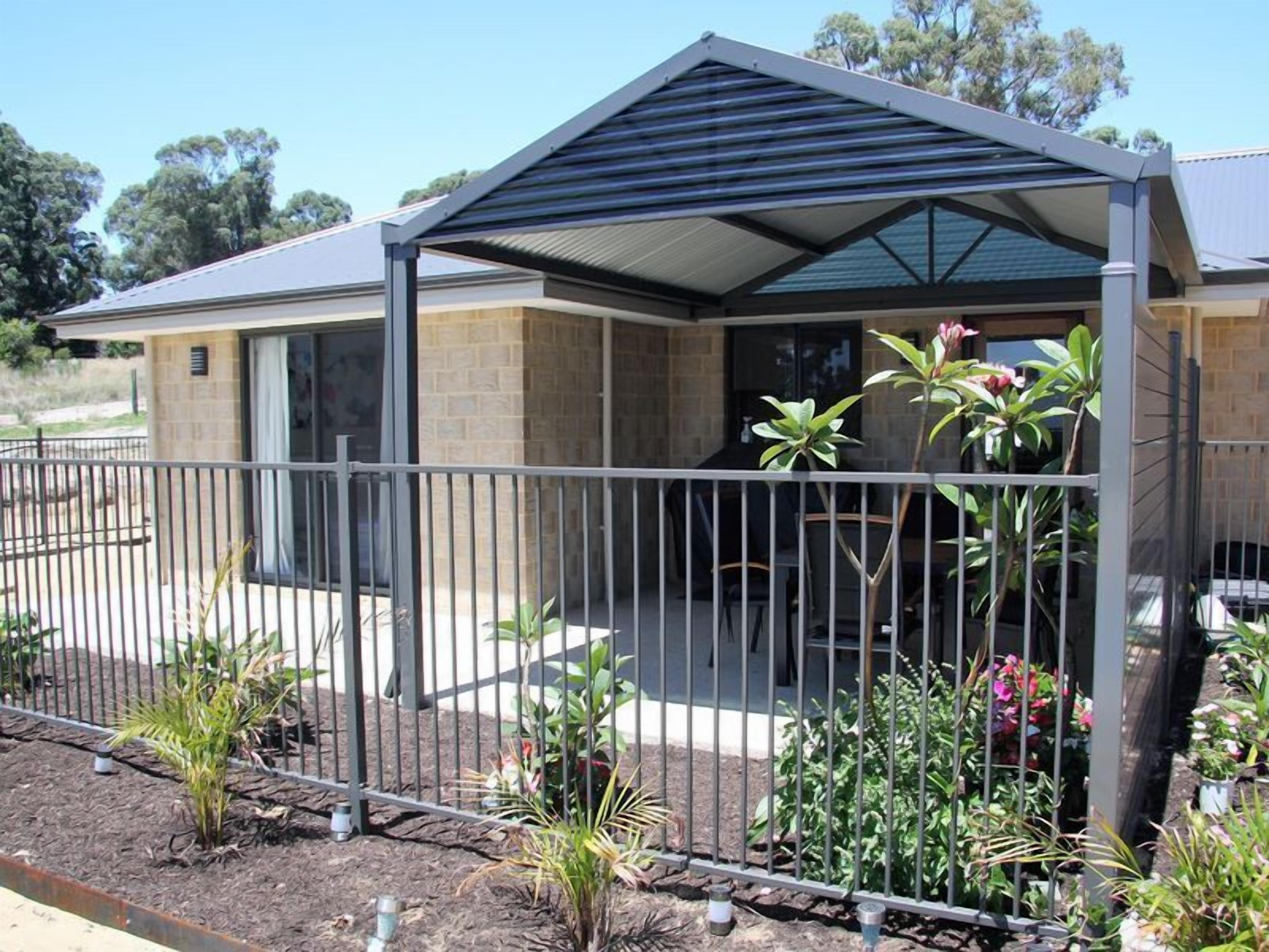 Sunrise Retreat -beautiful holiday home with shared pool — image 4