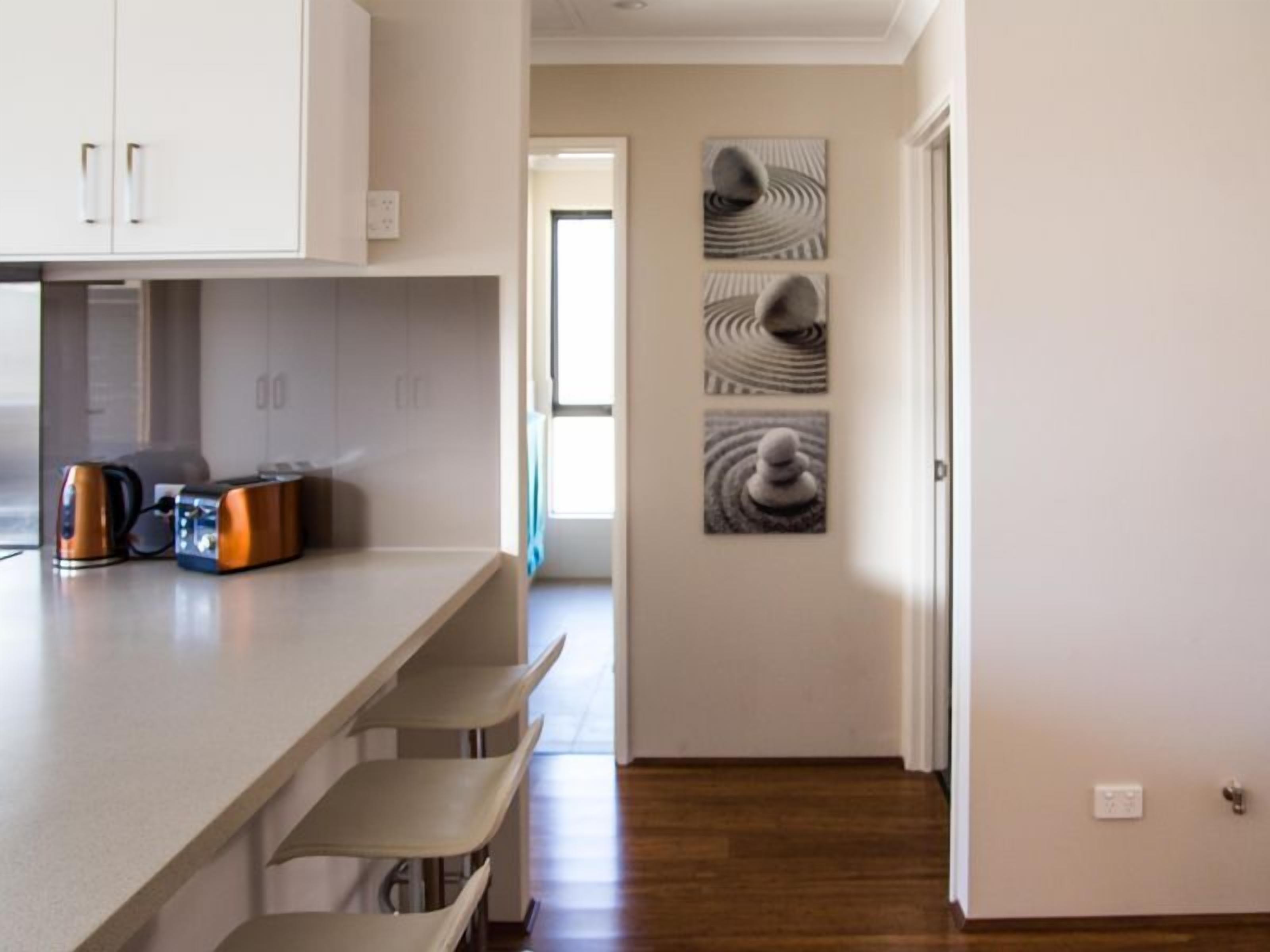 Sunrise Retreat -beautiful holiday home with shared pool — image 12