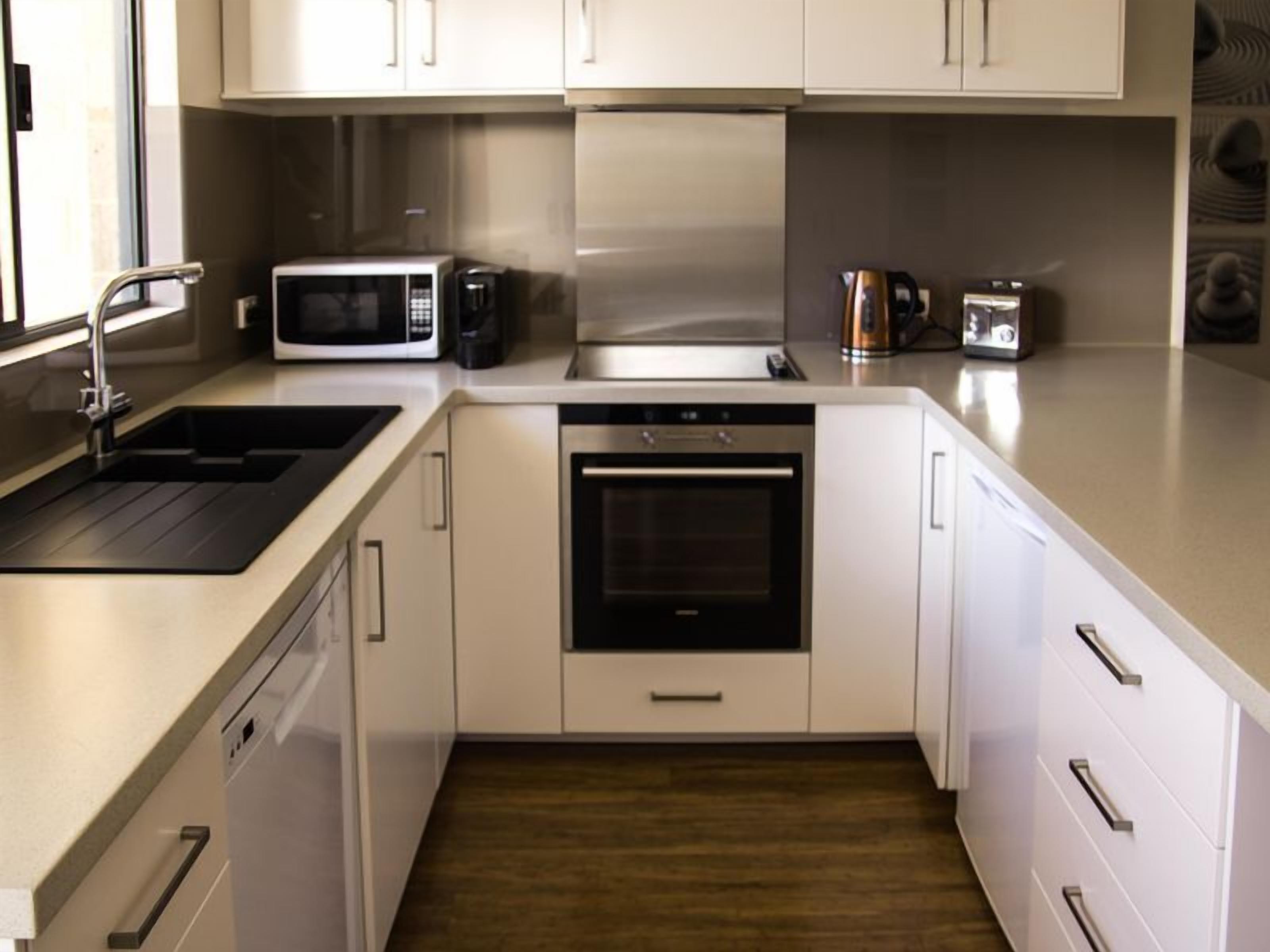 Sunrise Retreat -beautiful holiday home with shared pool — image 6