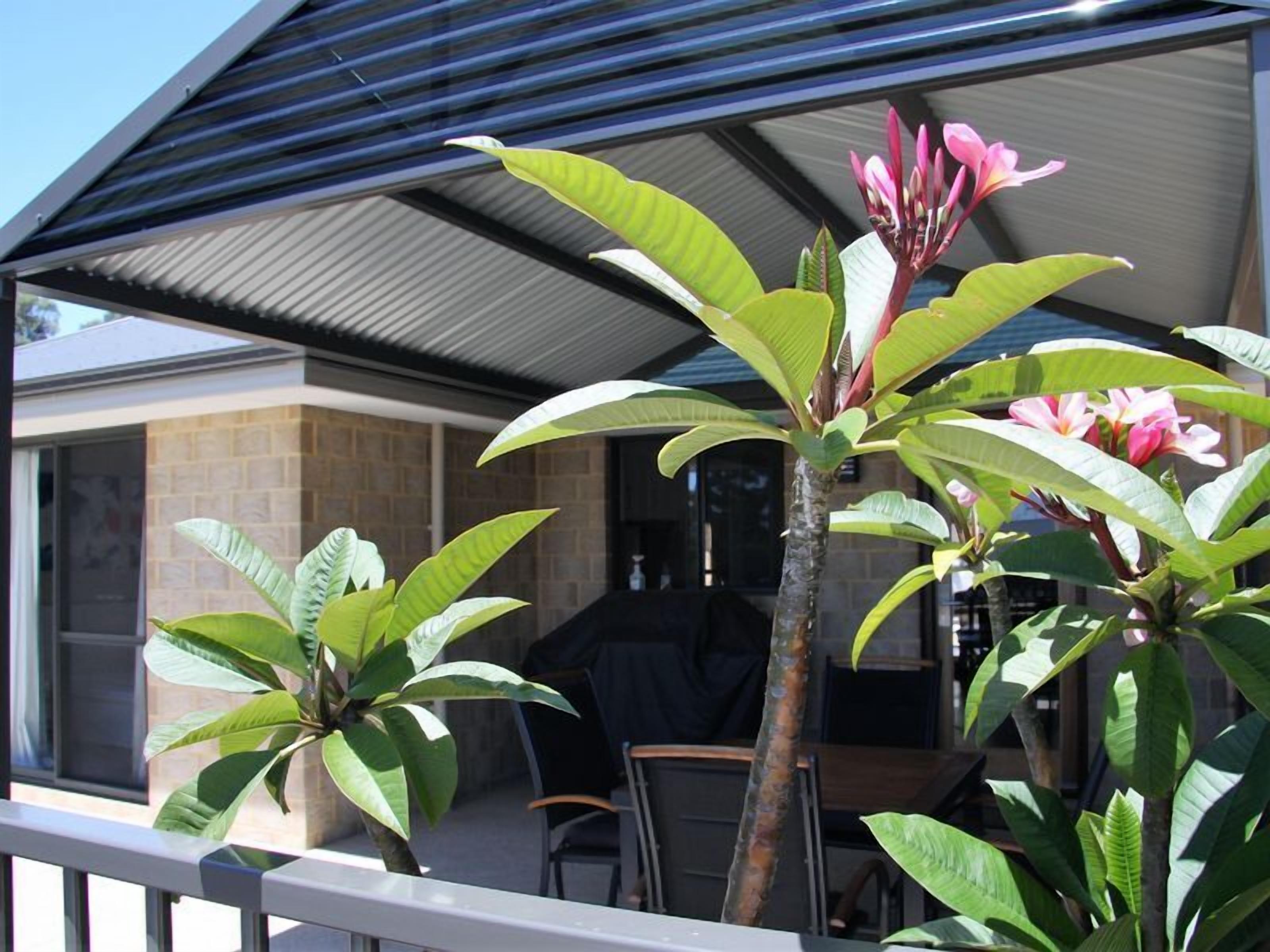 Sunrise Retreat -beautiful holiday home with shared pool — image 14