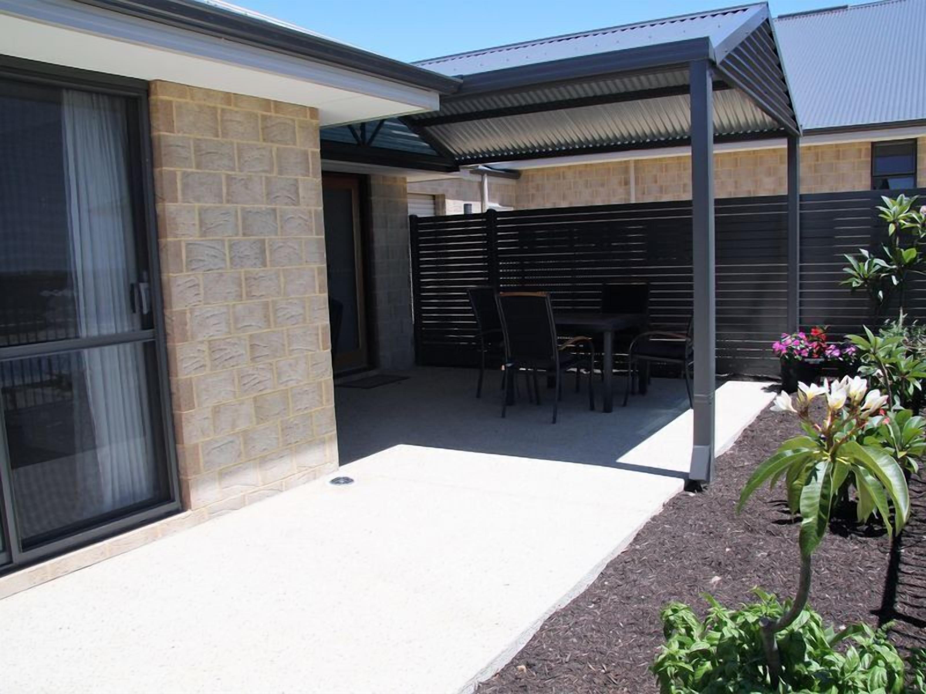 Sunrise Retreat -beautiful holiday home with shared pool — image 15