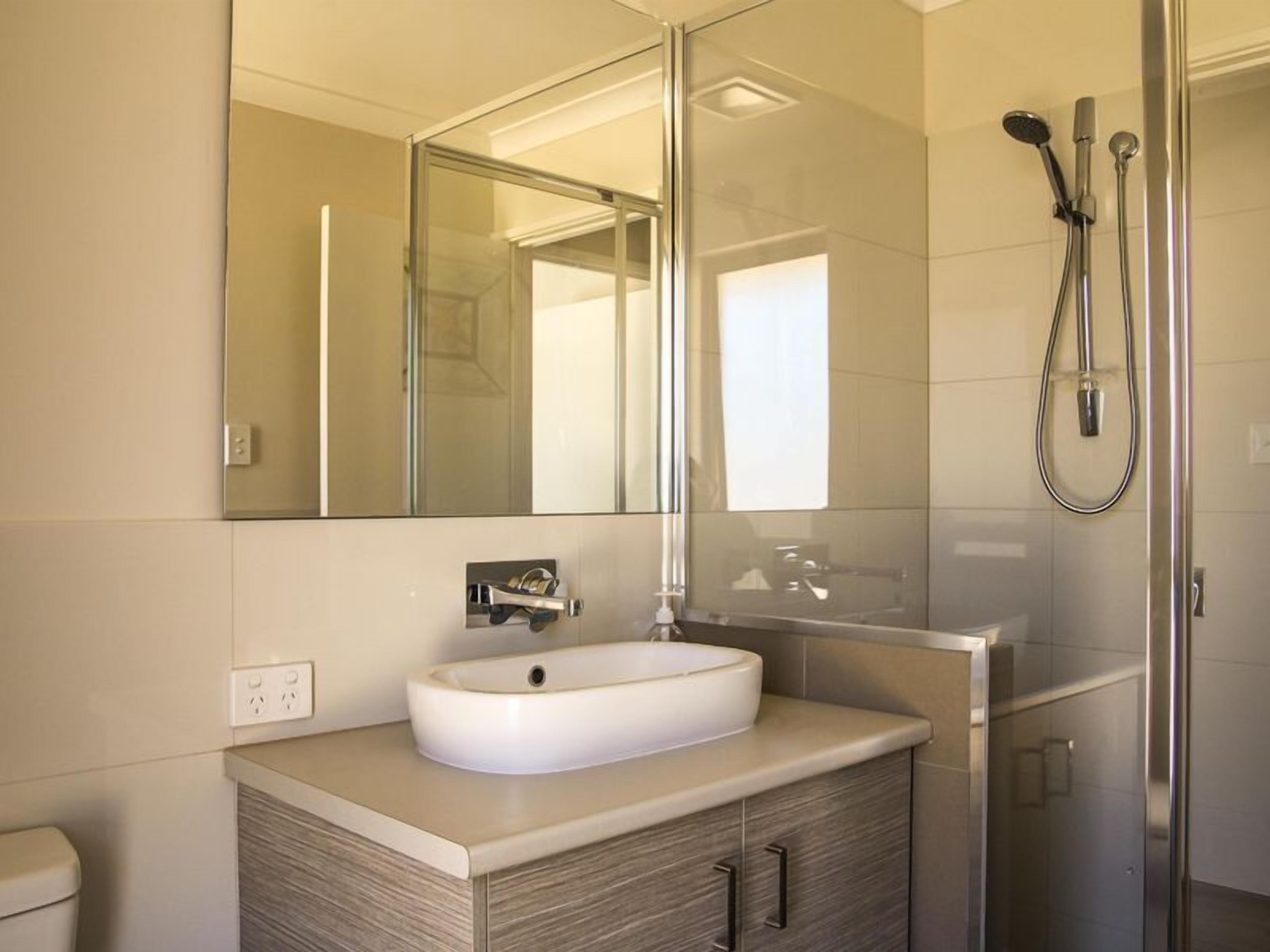 Sunrise Retreat -beautiful holiday home with shared pool — image 13