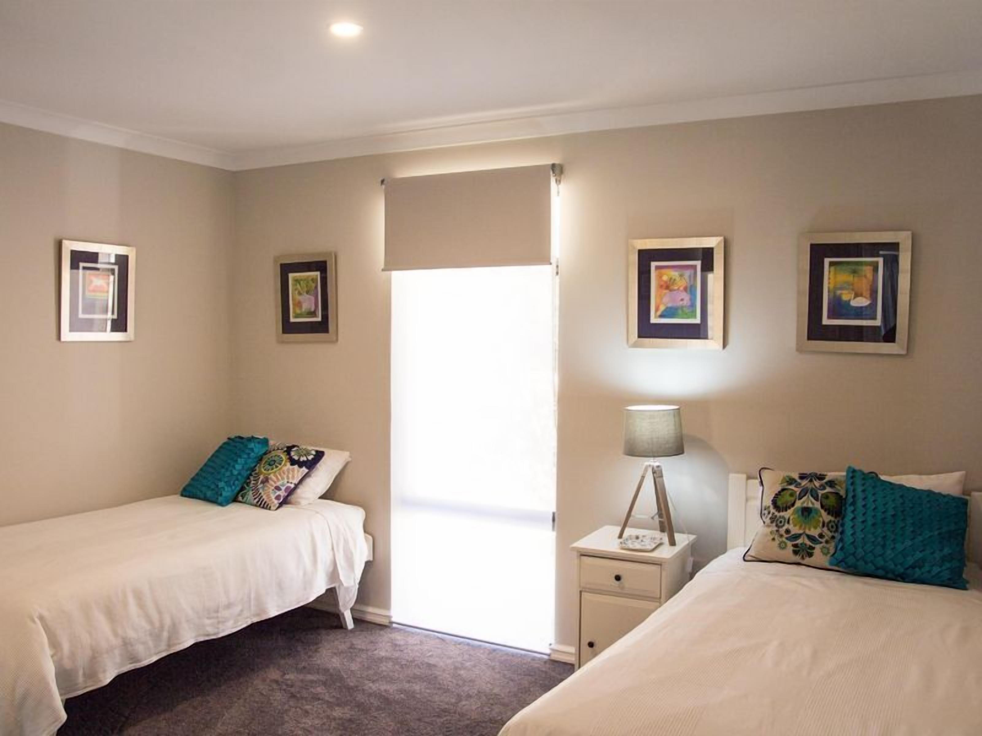 Sunrise Retreat -beautiful holiday home with shared pool — image 8