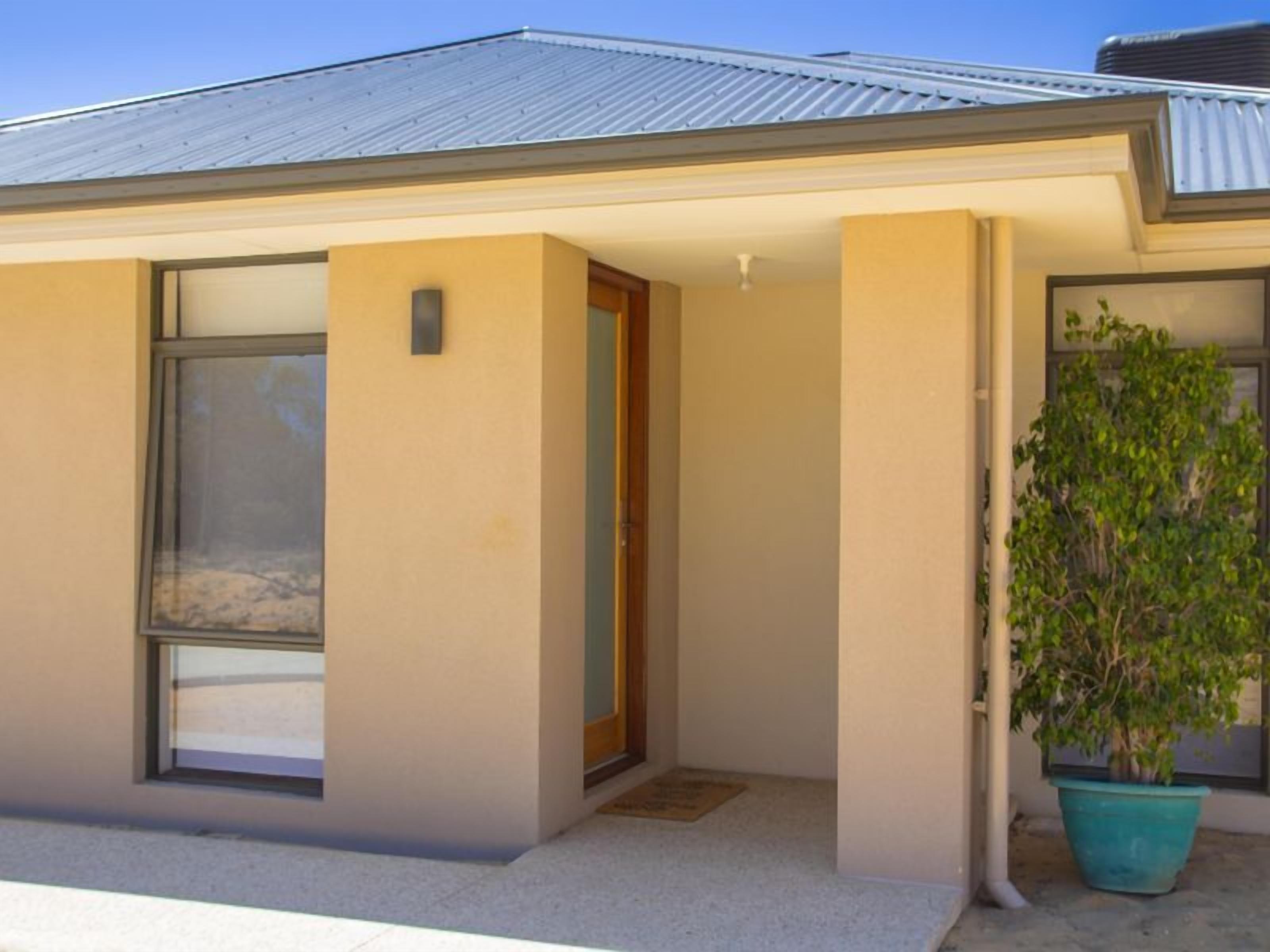 Sunrise Retreat -beautiful holiday home with shared pool — image 2