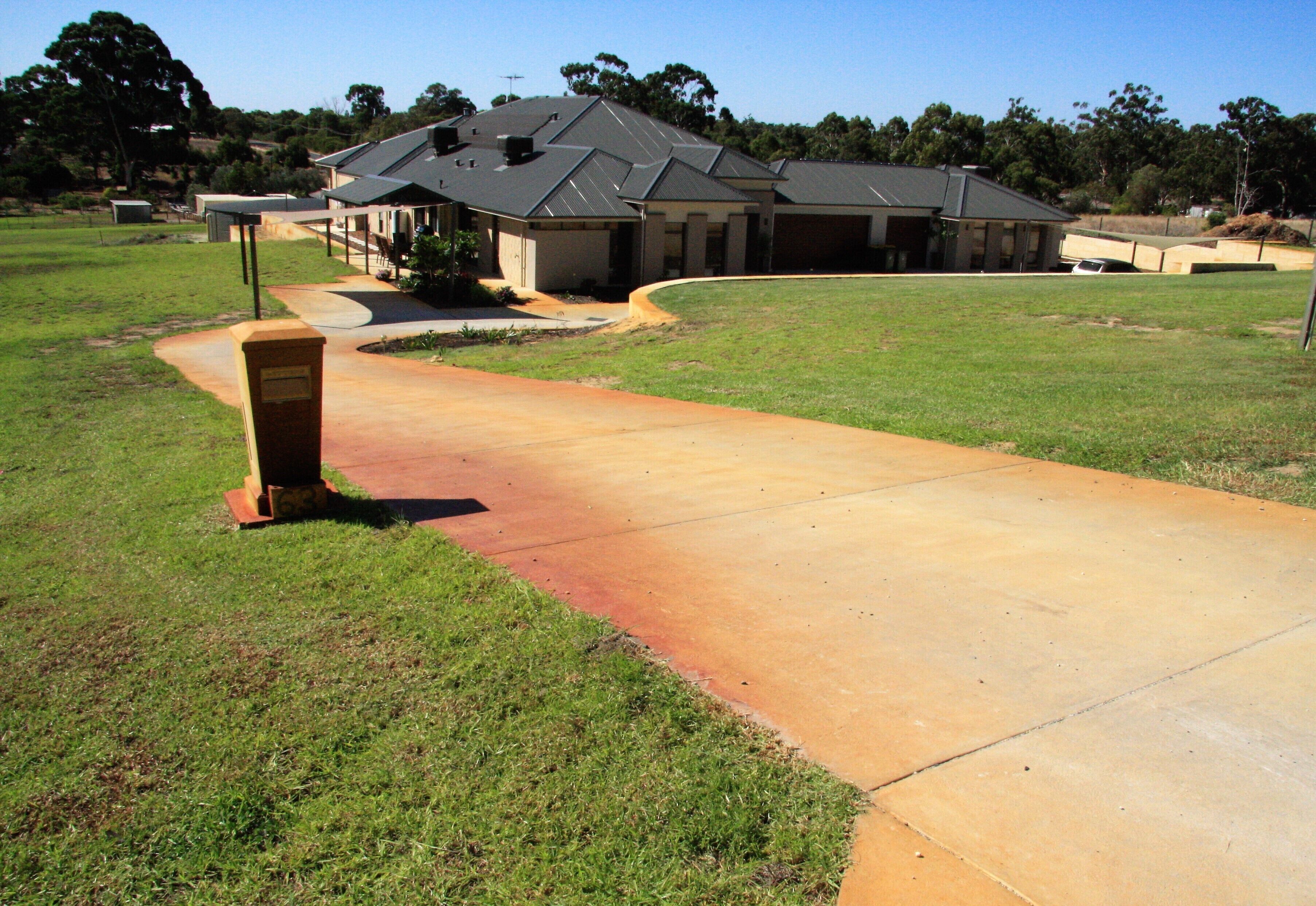 Sunrise Retreat -beautiful holiday home with shared pool — image 18