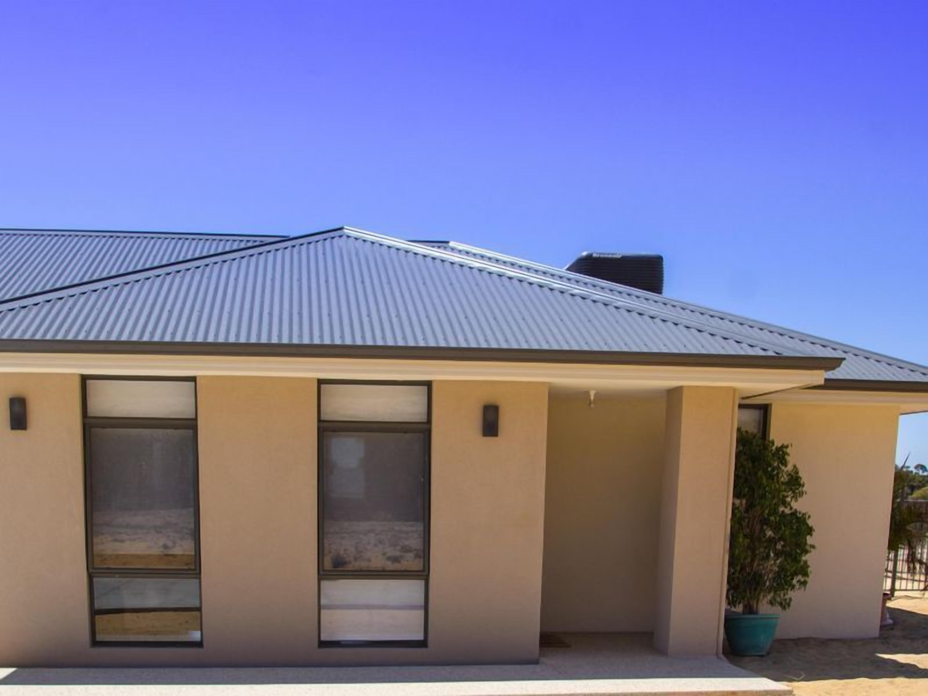 Sunrise Retreat -beautiful holiday home with shared pool — image 17