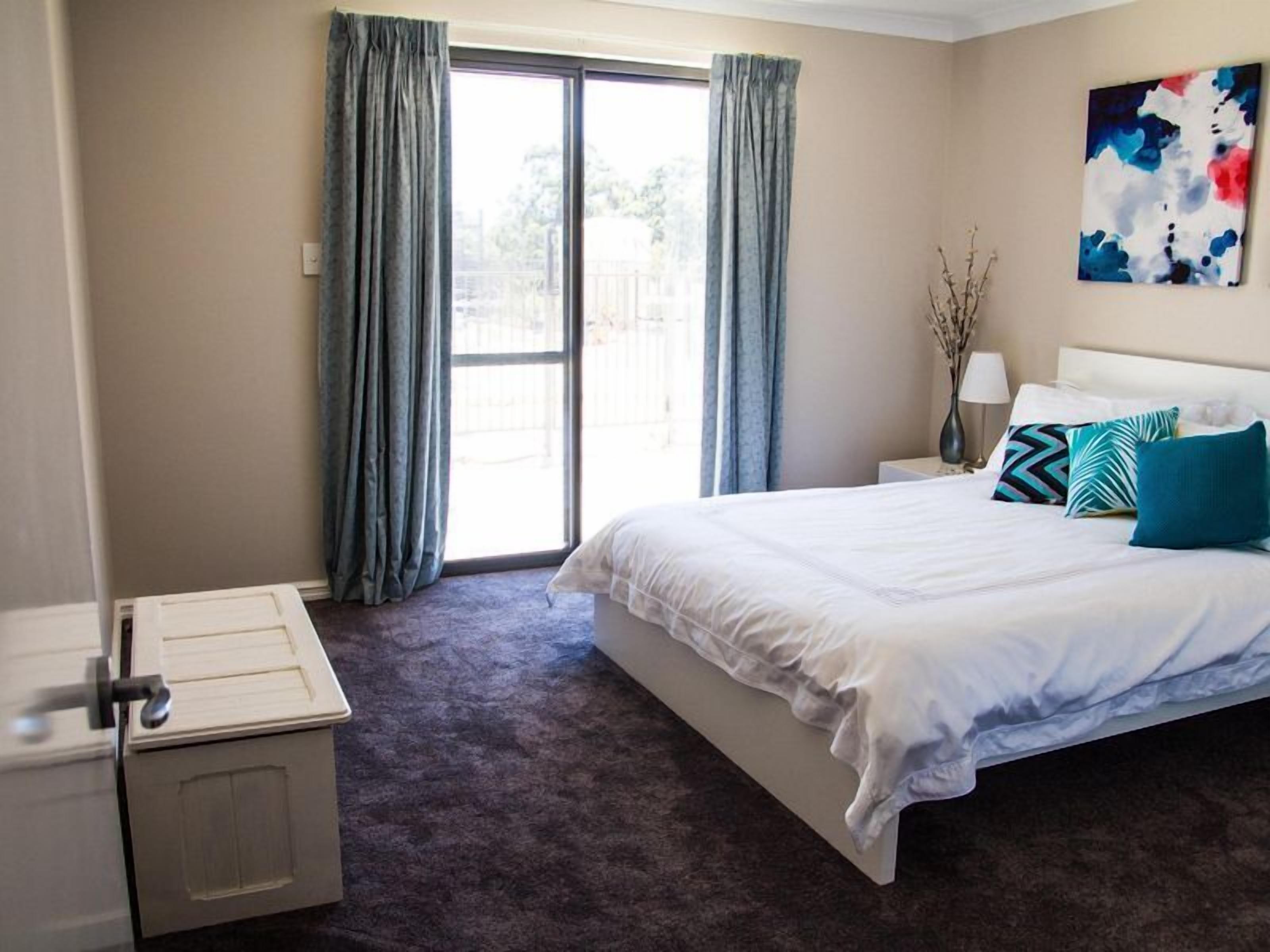 Sunrise Retreat -beautiful holiday home with shared pool — image 9