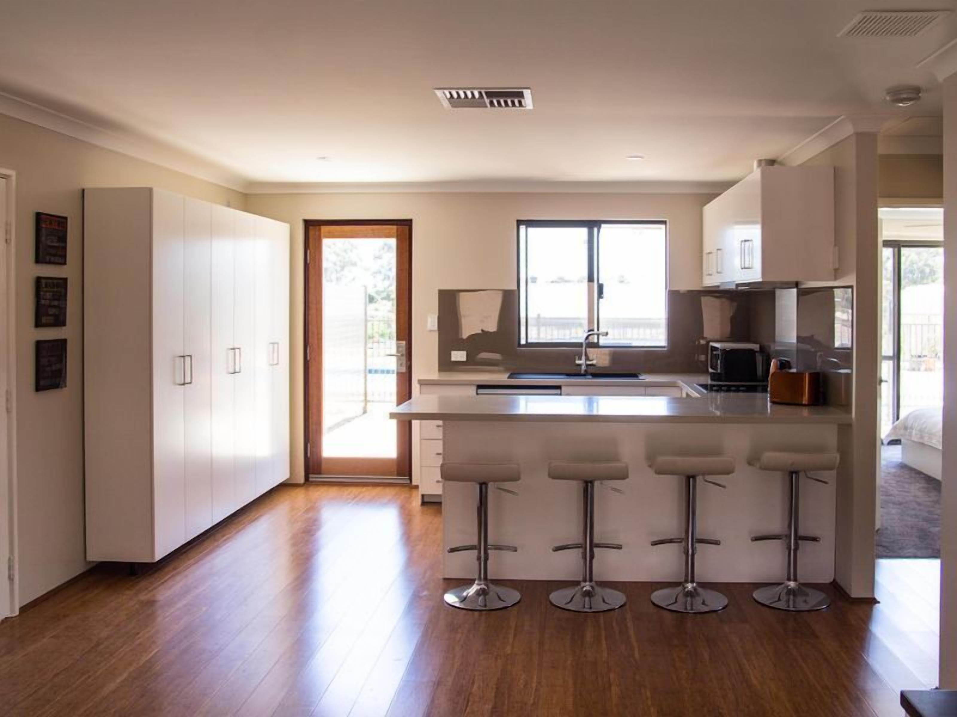 Sunrise Retreat -beautiful holiday home with shared pool — image 7