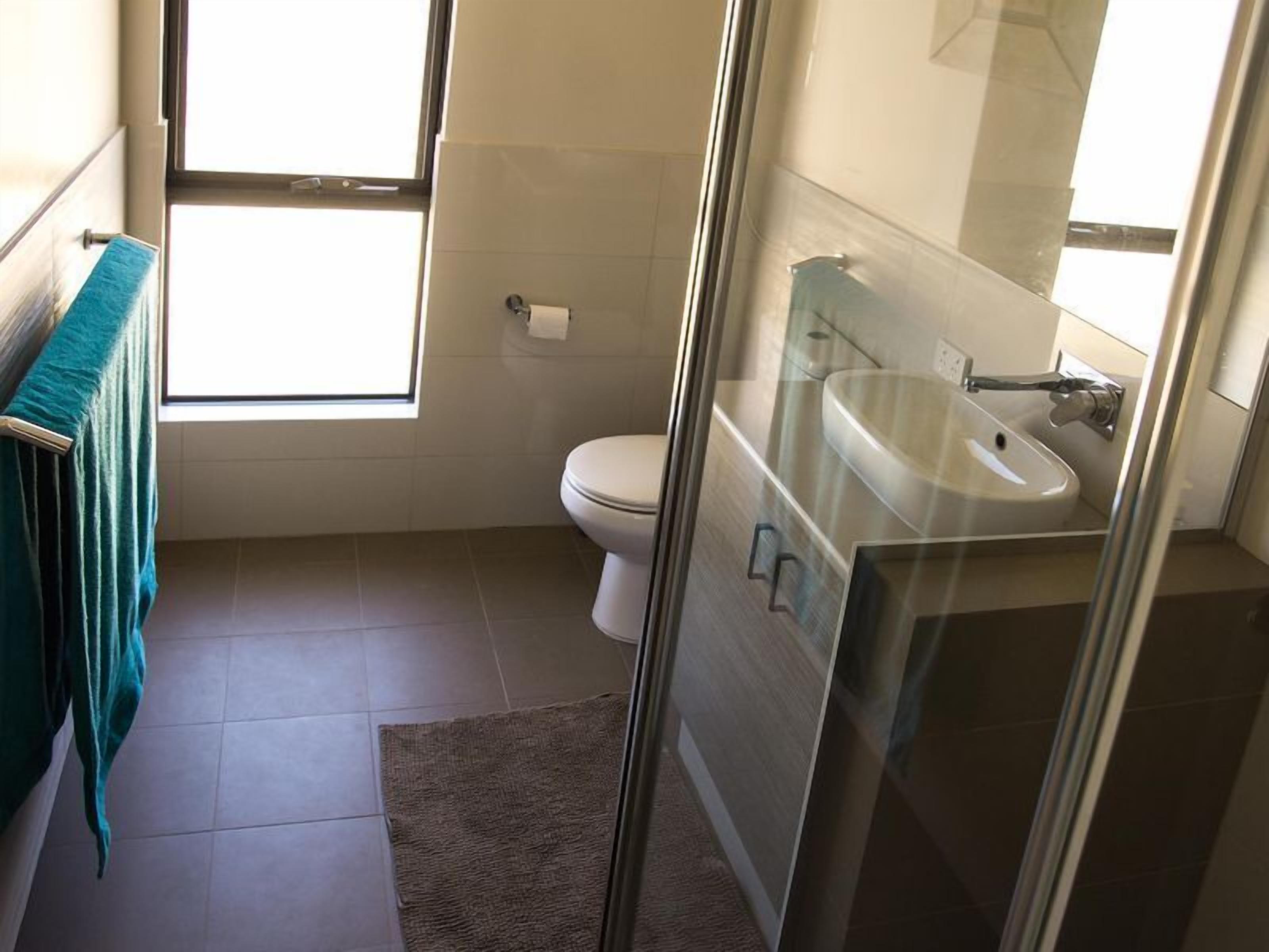 Sunrise Retreat -beautiful holiday home with shared pool — image 11