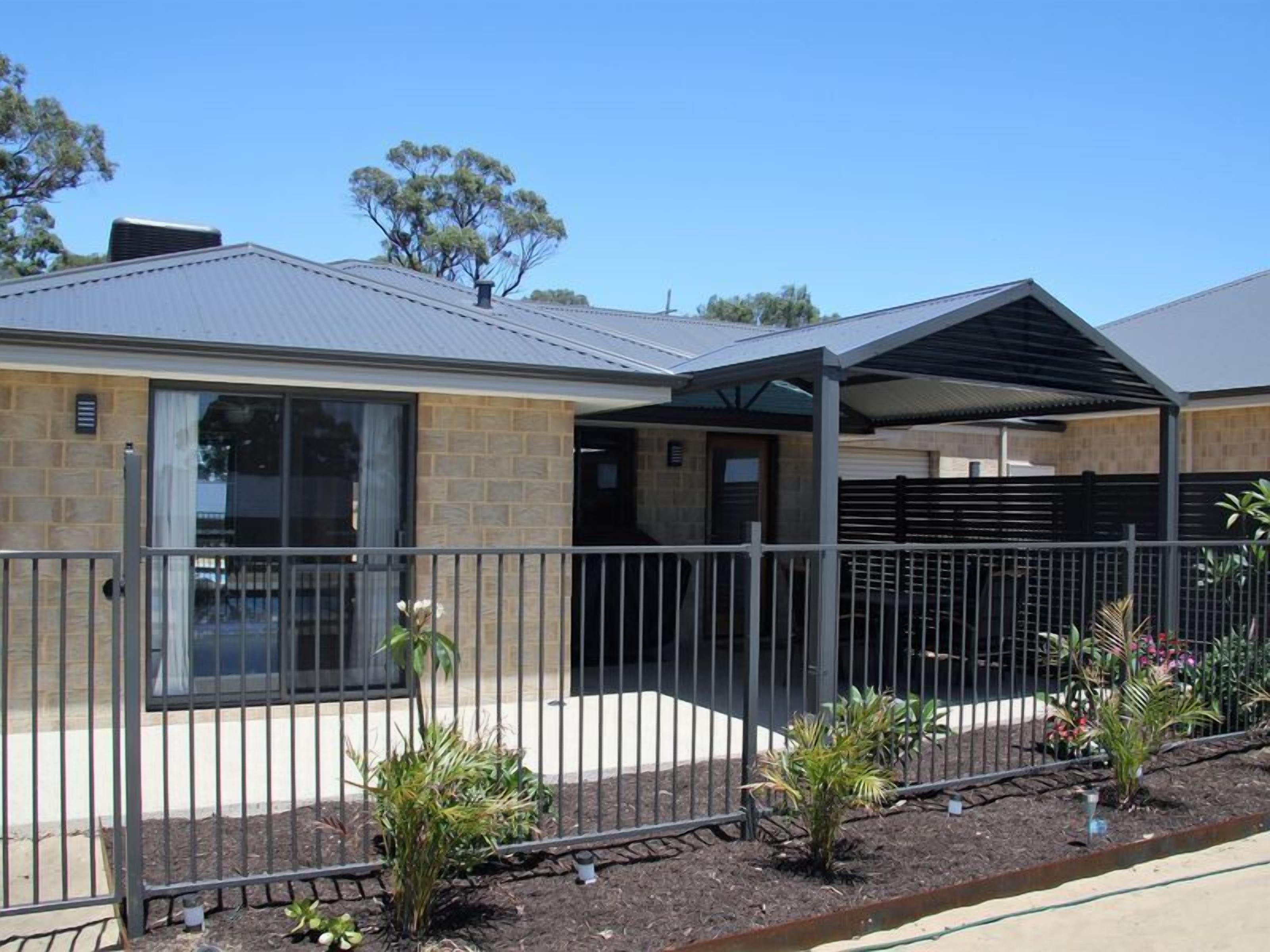 Sunrise Retreat -beautiful holiday home with shared pool — image 3