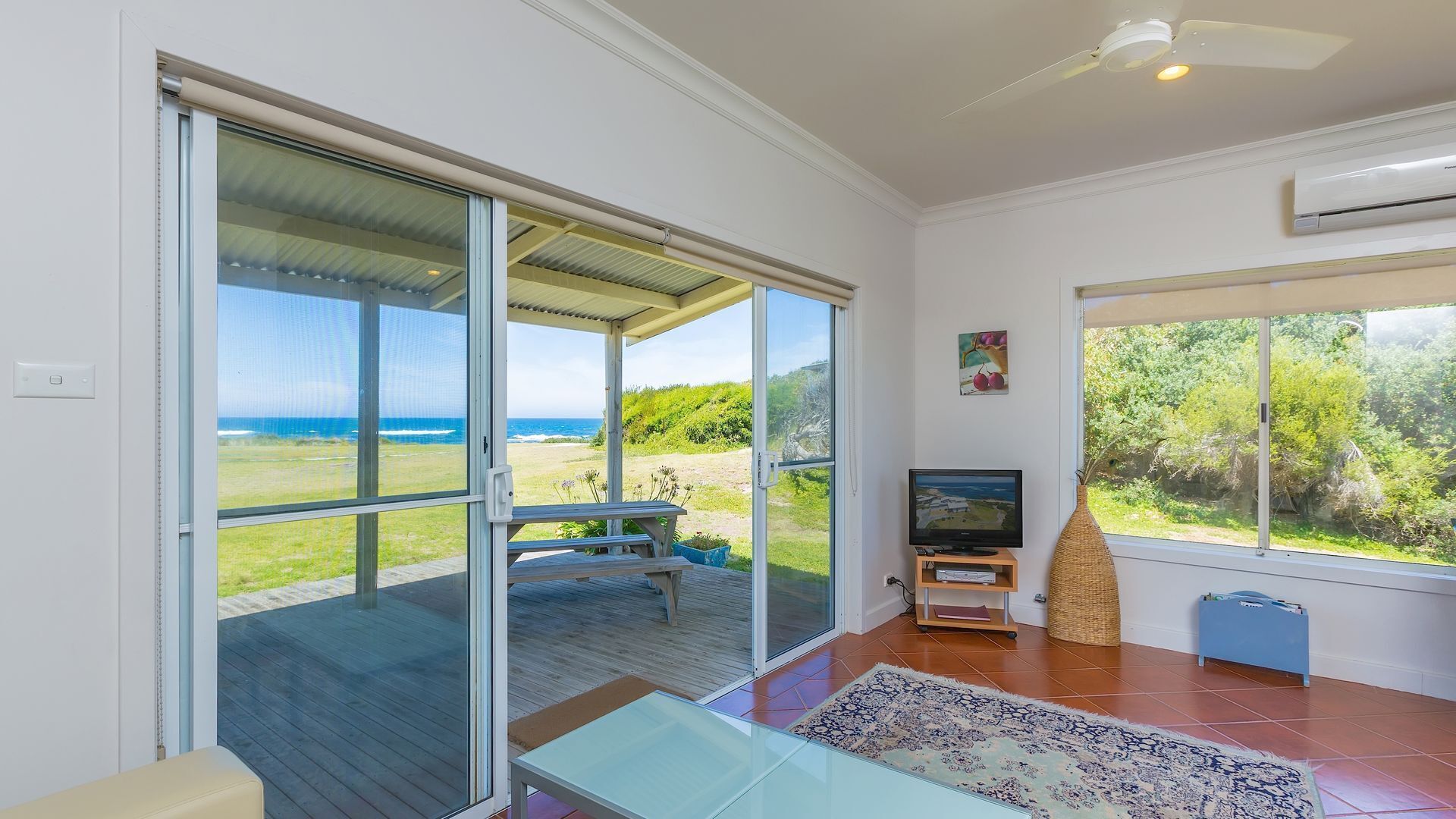 Télévision, lecteur de DVD, chaîne hi-fi