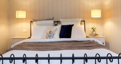 The Sandpiper - 250m from the bay beach. - Romantic Cottage Escape