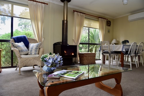 Lucindale lovely cottage garden