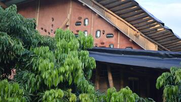Un bâtiment doté d’une architecture originale, caractérisé par de nombreuses fenêtres et un toit en pente.