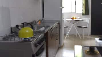 Geladeira, micro-ondas, fogão, cafeteira/chaleira