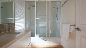 Dusche, Haartrockner, Seife, Shampoo
