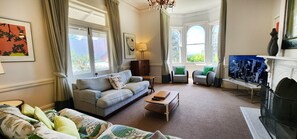 Smart TV, DVD player, books, stereo - Victorian Masterpiece - Close to Bronte Beach, Clovelly Beach & Bondi Junction (Waverley)