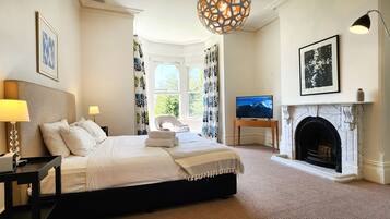 5 chambres, coffres-forts dans les chambres, bureau