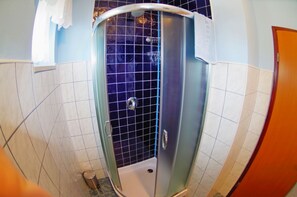 Bañera, secador de pelo y toallas
