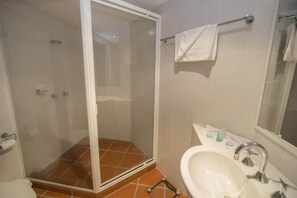 Bruser, hårtørrer, håndklæder