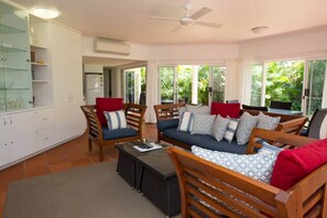 TV - Beaches No 4 - Absolute Beachfront (Wongaling Beach)