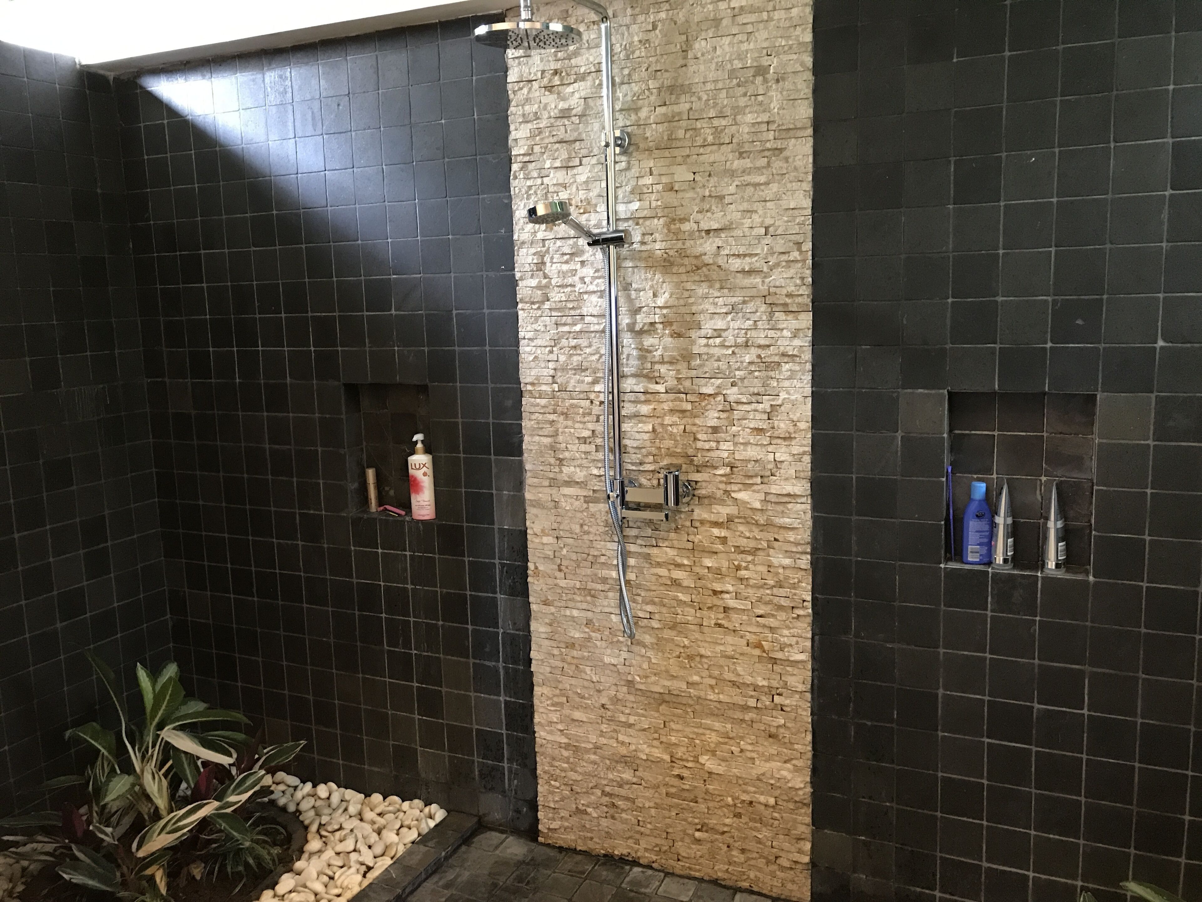 Chuveiro, produtos de toalete grátis, secador de cabelo 