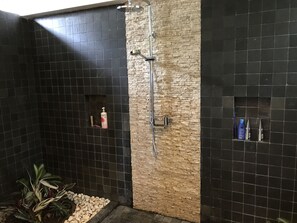 Shower, free toiletries, hair dryer, towels - Villa Putih, Lovina, Bali - Luxury villa with spectacular views and private pool (Lovina)