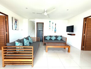 Téléviseur connecté, lecteur de DVD, sélection de films, chaîne audio