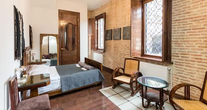 Castle in Old Town, Mac'Avoy Room