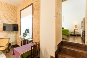 2 bedrooms, in-room safe, iron/ironing board, WiFi - Castle in Old Town,  Mac'Avoy Room (Dzveli Tbilisi)