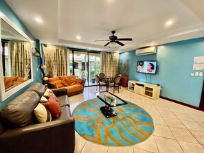 Een flatscreentelevisie en boeken