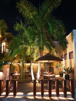 Outdoor dining - Palapa Suite # 1, walk to Eagle Beach (Eagle)