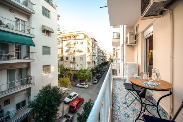Outdoor dining - a comfortable apartment with romantic notes in historical center of the town. (Thessaloniki)