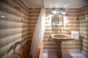 Combined shower/bathtub, hair dryer, towels, soap - a comfortable apartment with romantic notes in historical center of the town. (Thessaloniki)