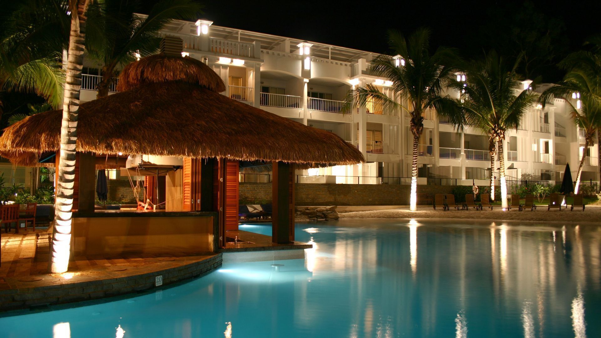 Alberca al aire libre y alberca climatizada