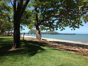 Beach nearby, beach towels - Ground floor, Poolside Luxury Apartment (Palm Cove)