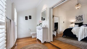 2 chambres, fer et planche à repasser, accès Internet, draps fournis