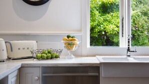 Fridge, microwave, oven, stovetop - Illoura @ Hepburn - Picture Perfect Cottage (Hepburn Springs)