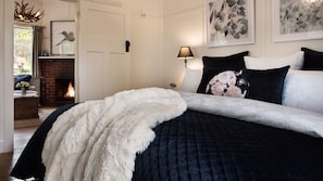 2 slaapkamers, een strijkplank/strijkijzer, internet, beddengoed