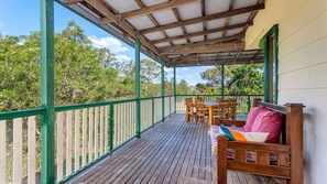 Outdoor dining - Ten Twenty One - country comfort retreat (Canina)