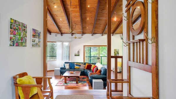 Smart TV, fireplace, DVD player, toys - Ten Twenty One - country comfort retreat (Canina)