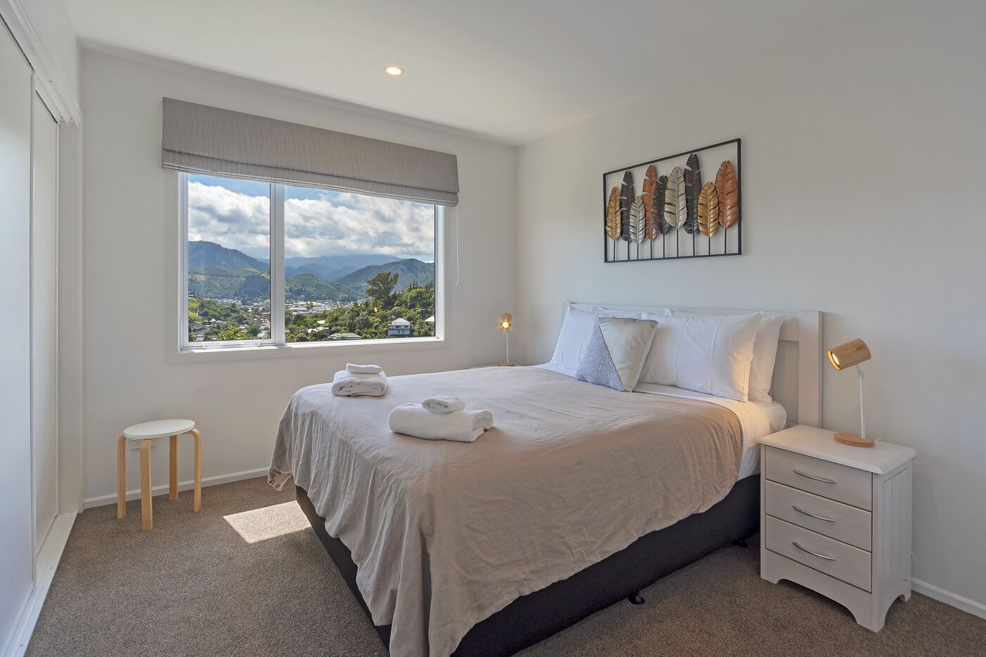 3 habitaciones, tabla de planchar con plancha y cuna de viaje 