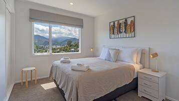 3 habitaciones, tabla de planchar con plancha y cuna de viaje